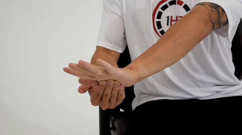 Claw Grip Hand Pain: Wrist & Thumb Symptoms in Controller Players
